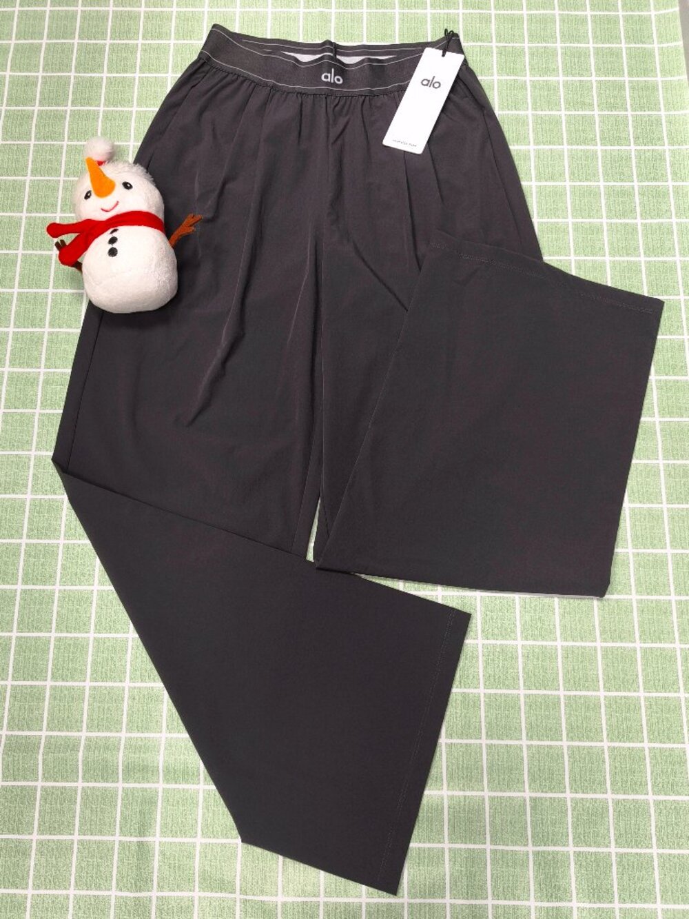 Brand New✨Alo Yoga Trouser Deep Gray  (Regular)👜 - Picture 2 of 7